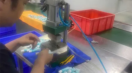 日焼け止めクリームの生産は着実に進歩しており、製品の有効性が最終ラインに留まるように細心の注意を払って作業が行われています。